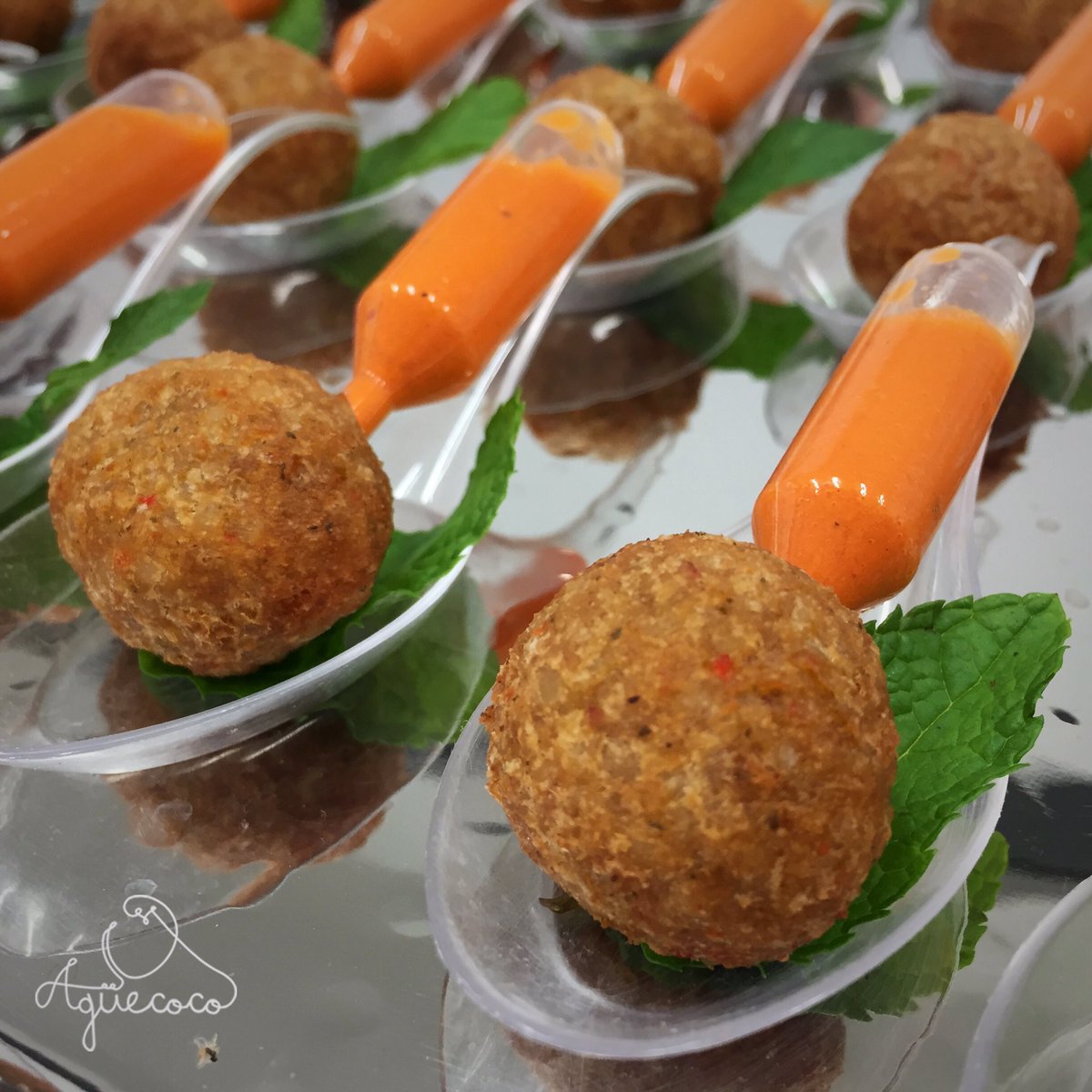 aguecoco's tweet photo. Quipe vegetariano con pipeta de pesto de pimientos rojos asados #catering #vegetarian #kibbeh https://t.co/ZwvJWiogva