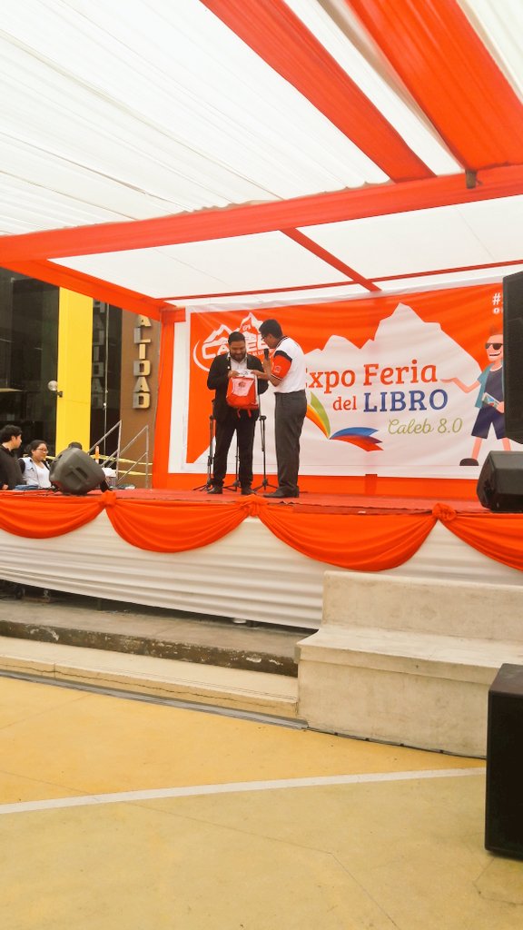 Pr_Alfonso's tweet photo. "Representante de la Municipalidad de los Olivos recibe libro y mochila" #Caleb8.0UPN #MiCOP https://t.co/dAK2KgUipe