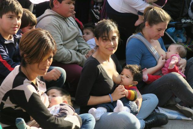 albaciudad's tweet photo. Protestaron con una amamantada masiva en Argentina tras prohibición en lugares públicos https://t.co/XIiwXSdB2d https://t.co/RlTaJLMxQH