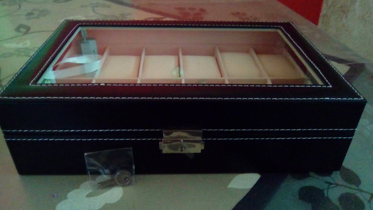 graziamariggio's tweet photo. #MelodySusieBoutique #espositore #cofanetto #contenitore #orologi #serratura #chuave #vetro #semipelle https://t.co/crHcWaUj6f