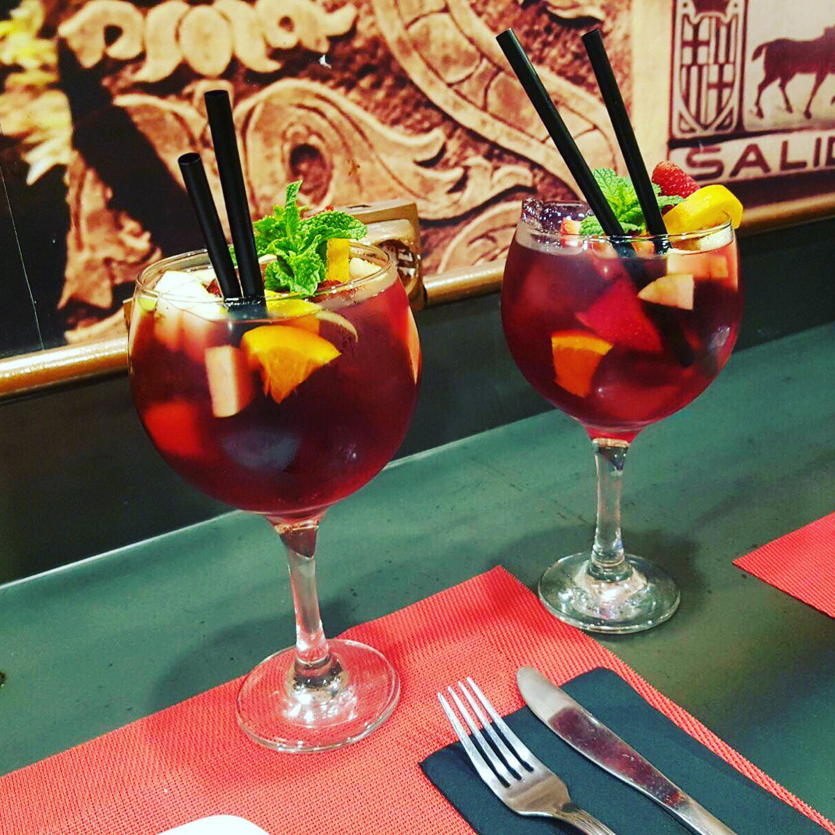 vianabcn's tweet photo. ¡Qué mejor manera de endulzar el lunes! 
#vianabcn #barcelona #drinkup #cocktails  #melopido #felizlunes https://t.co/vflSl83XE2