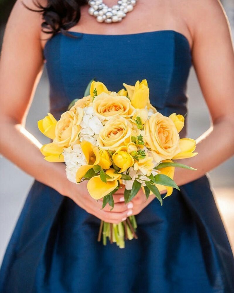 modish571's tweet image. We 💙 the bright color scheme of this outdoor Tacoma wedding!