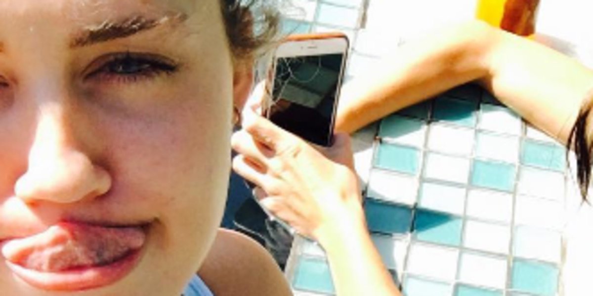 HuffPost's tweet photo. Miley Cyrus is wearing ANOTHER diamond ring. What is going on https://t.co/jmsOV4kgy0 https://t.co/z8tdjXj6wN