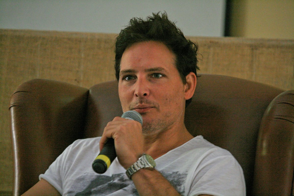 KatiLemonade's tweet photo. The man of the weekend. A good looking man...@peterfacinelli #weekendofvampires #twilight #cullen #supergirl https://t.co/RHuqTBKXof
