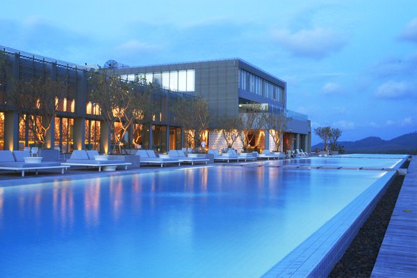 COMOHotels's tweet photo. Anyone up for a nighttime swim? #PointYamu #COMOHotels #Phuket #HotelPools https://t.co/PgpUZ8z9jW