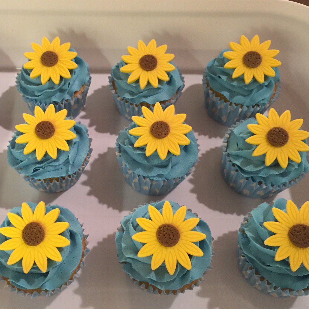 showgirlsarahf's tweet photo. #frozensummerfun cupcakes ๐โ๏ธโ๏ธโ๏ธ๐ปI made these a few months ago! https://t.co/OMloxoiLWz