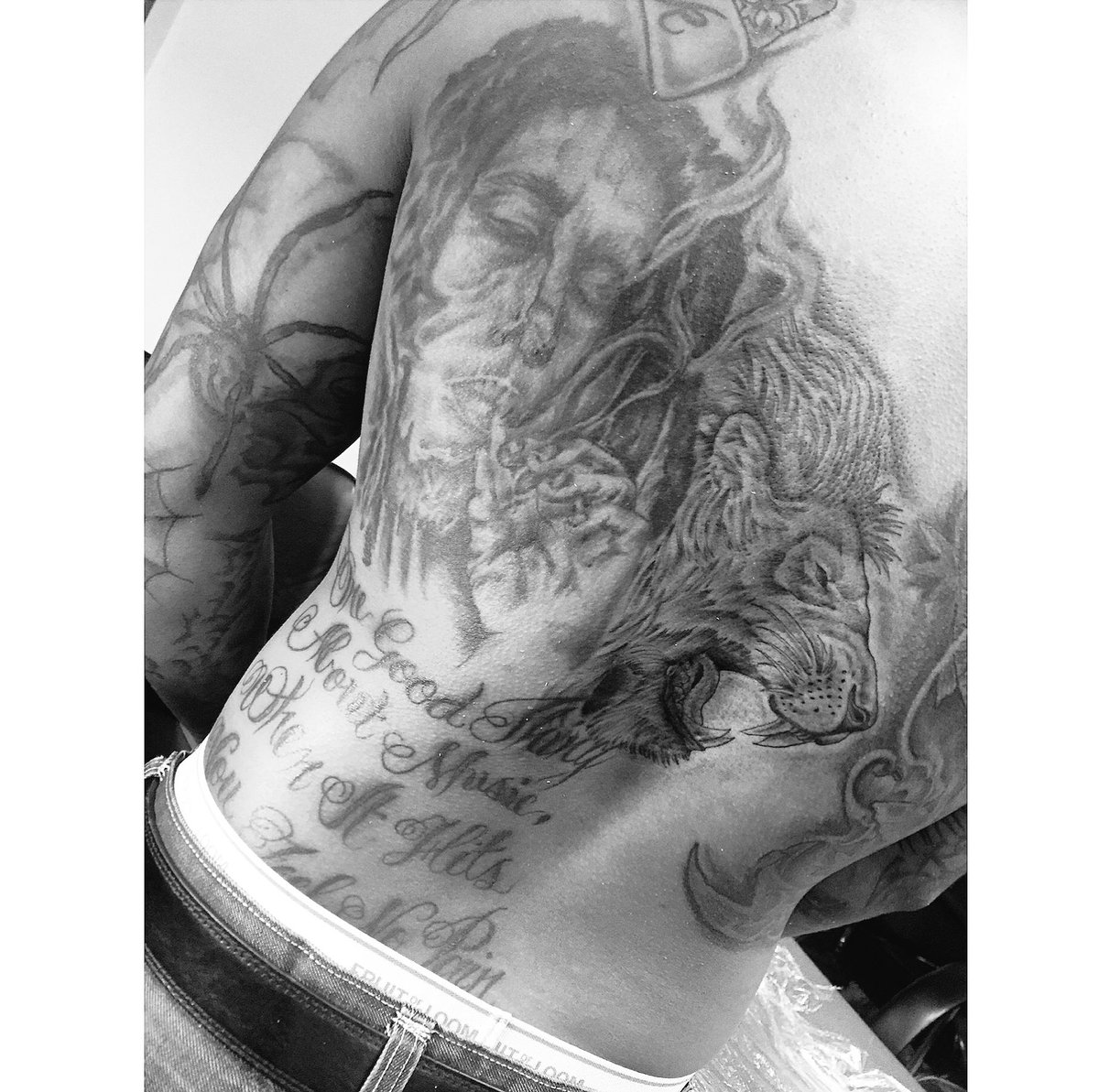 dakidd_ink's tweet photo. Smoke one with Bob! #VINCHIART https://t.co/1UWN2hHVab