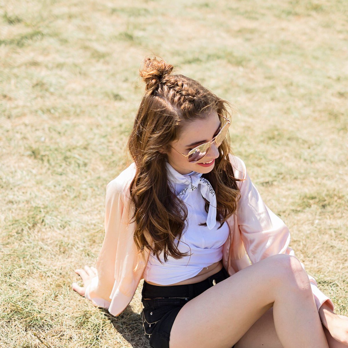GarnierCAN's tweet photo. The perfect half-up #hairspiration for festival season! 💚
📷: @allisonkuhl
#FructisFestival #FructisStyle https://t.co/w9ag9XUH1l