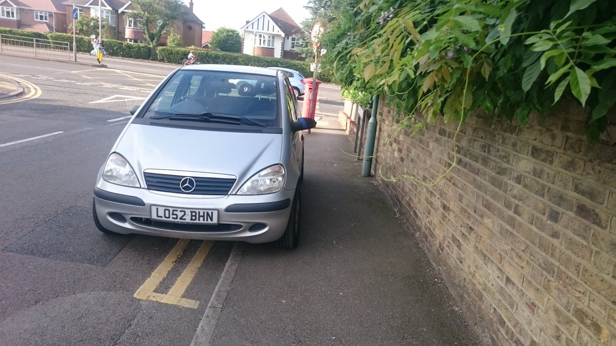 ryandrews's tweet photo. .@kent_police who is it best to report these type of idiots to? #doubleyellows #onacorner #onthepavement https://t.co/GxLDYJjR31