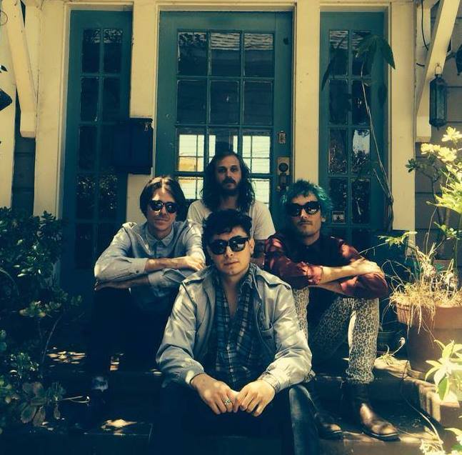 <a href="/CornersCA/">CORNERS</a> es garage fuzz, post punk y beach goth. "The spaceship" en #Earthquaker earthquakermexico.blogspot.mx/2016/07/corner…