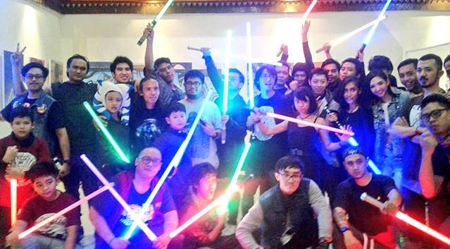 ardanradio's tweet image. Liattt super rame!

Bahkan ada Lightsaber battle gitu yang dijuriin langsung sama @YayanRuhian 😛

#BdgBgt