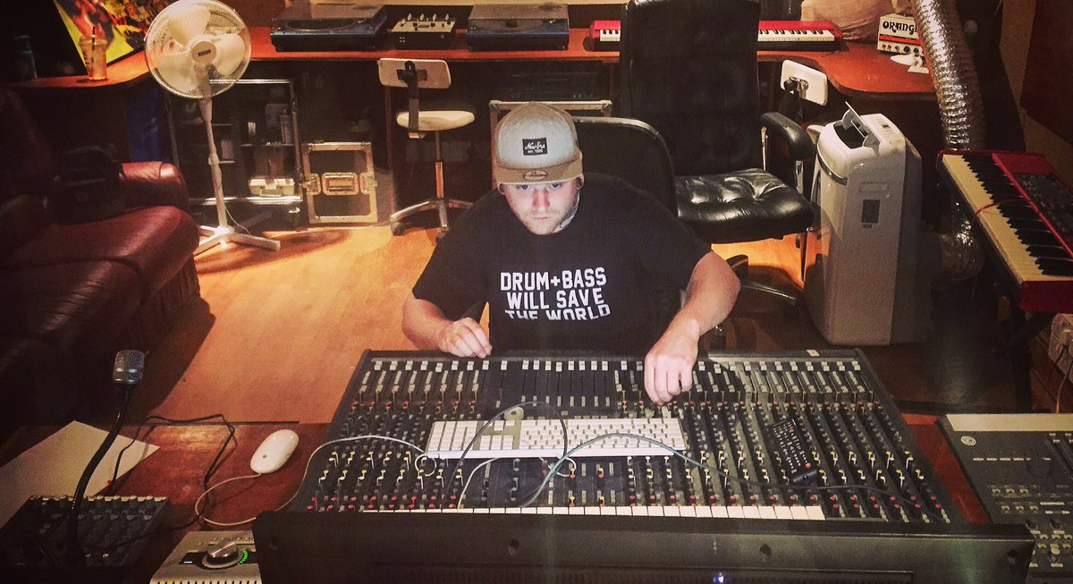 C4RT4Y's tweet photo. #studio time today at #HQrecordings #Leicester #dnb #theleicesterproject #cartay #kera https://t.co/TTD59evEW3