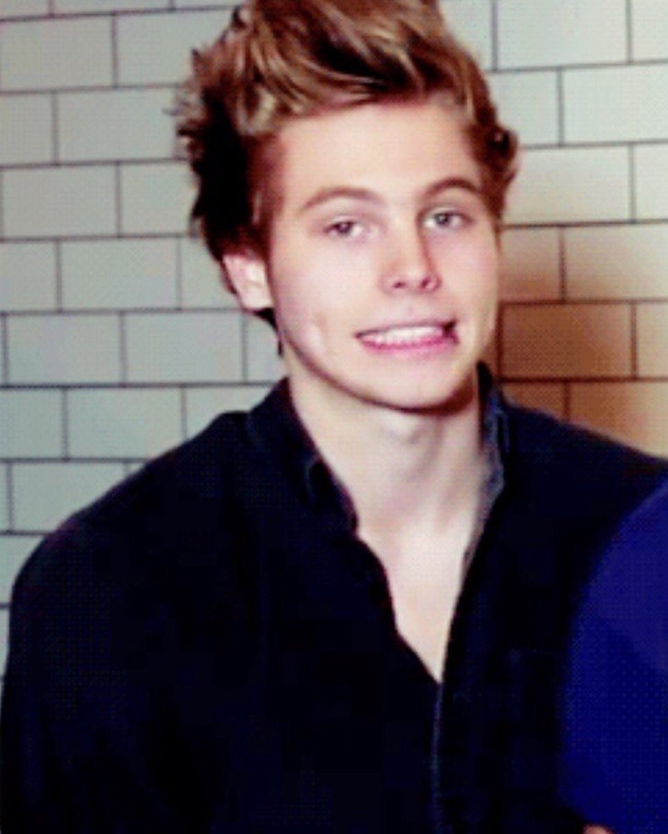 MAJESTYMlNAJ's tweet image. profile picture vs. tagged picture ( @Luke5SOS )