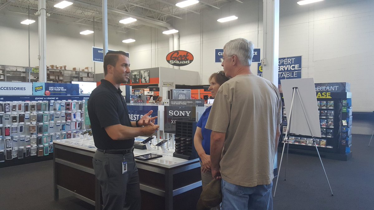 KmwhiteKw's tweet photo. Watching @ITrimceski work his magic...#he'sgood #GoodbyeATT&VZ @wderrickwla @glenwflowers @TeamVrabel https://t.co/wR4ASTaLvT