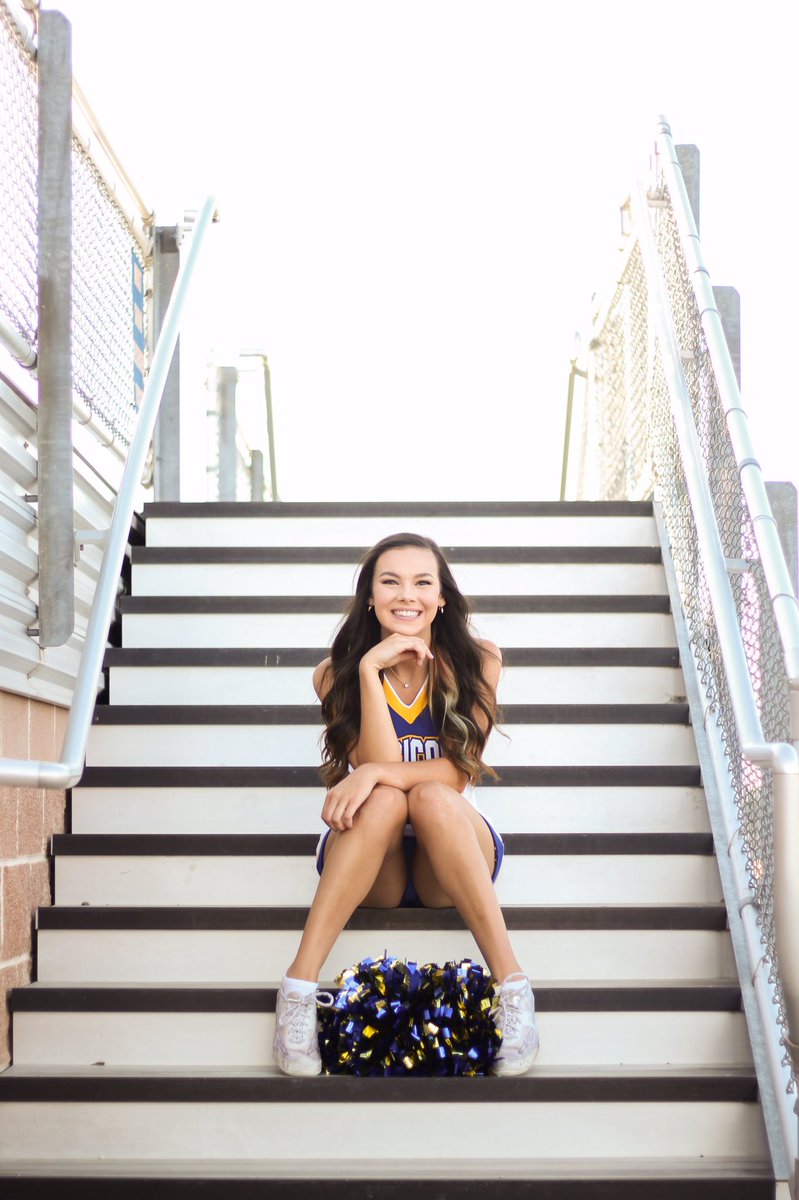 AllikaRoman's tweet photo. Senior pictures🎓 https://t.co/lc7lEAKxI7