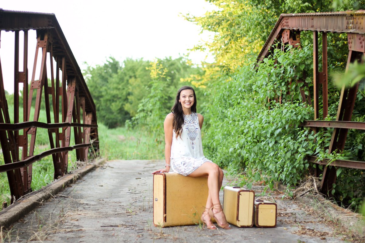 AllikaRoman's tweet photo. Senior pictures🎓 https://t.co/lc7lEAKxI7