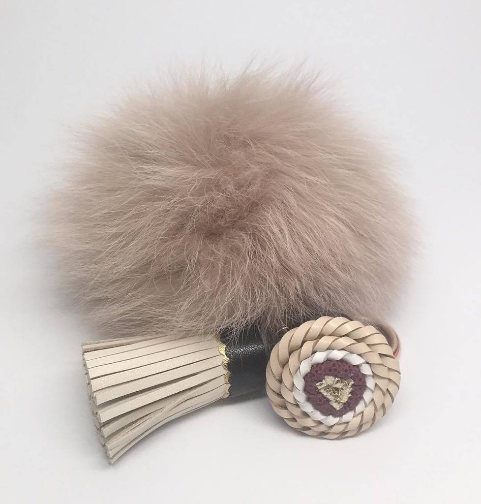 LC_BNB's tweet image. Beige Custom Fox Fur #pompomkeychain #furbagcharm ift.tt/2aljzPg
