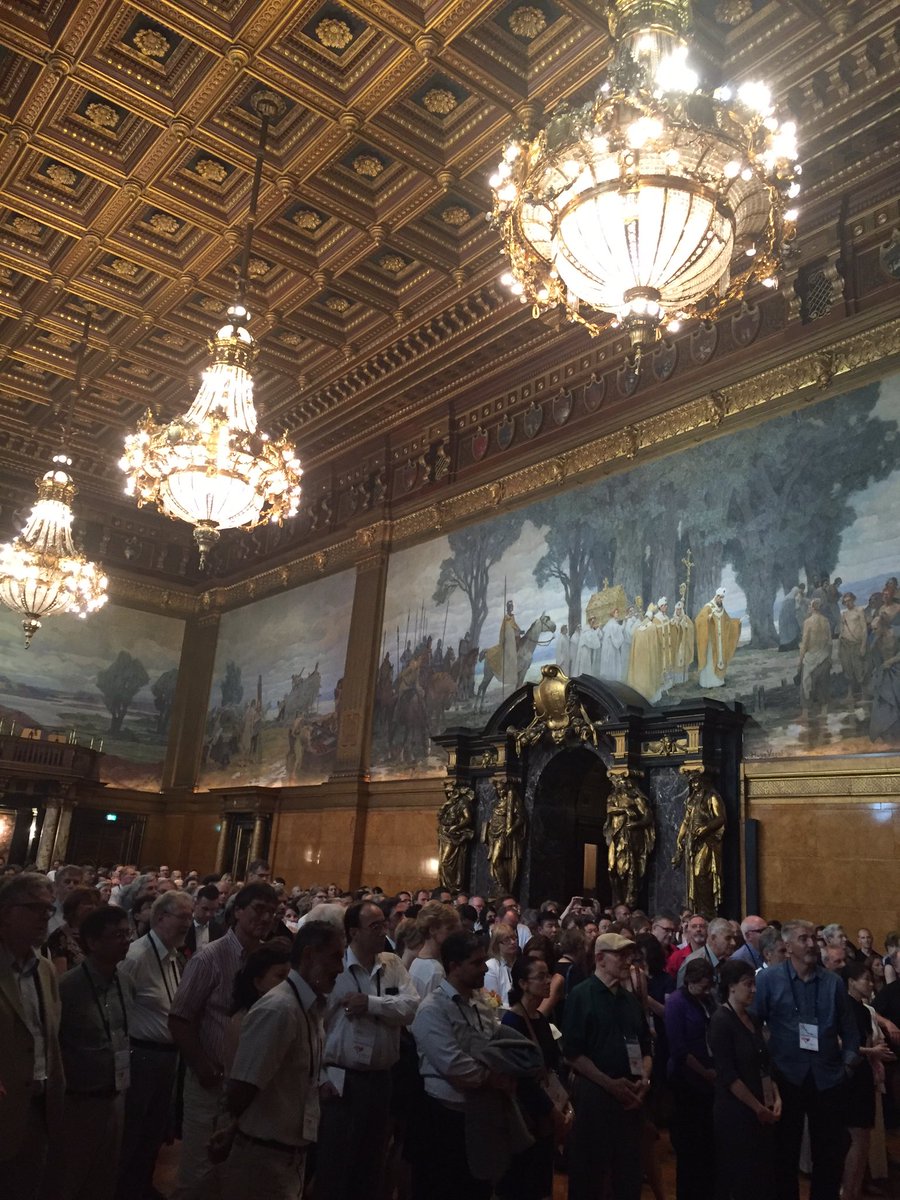 Mathematik macht offenbar gute Laune. Jedenfalls wird viel gelacht beim Congress on Mathematical Education #icme13