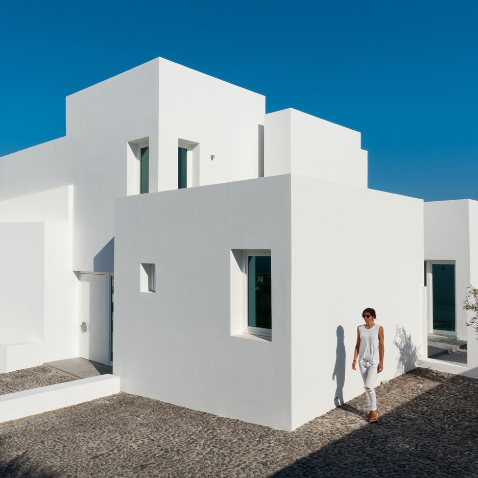dezeen's tweet photo. Bright white summer house in Santorini comprising a series of staggered blocks: https://t.co/8QUpwPGkEG https://t.co/schm71U1t3