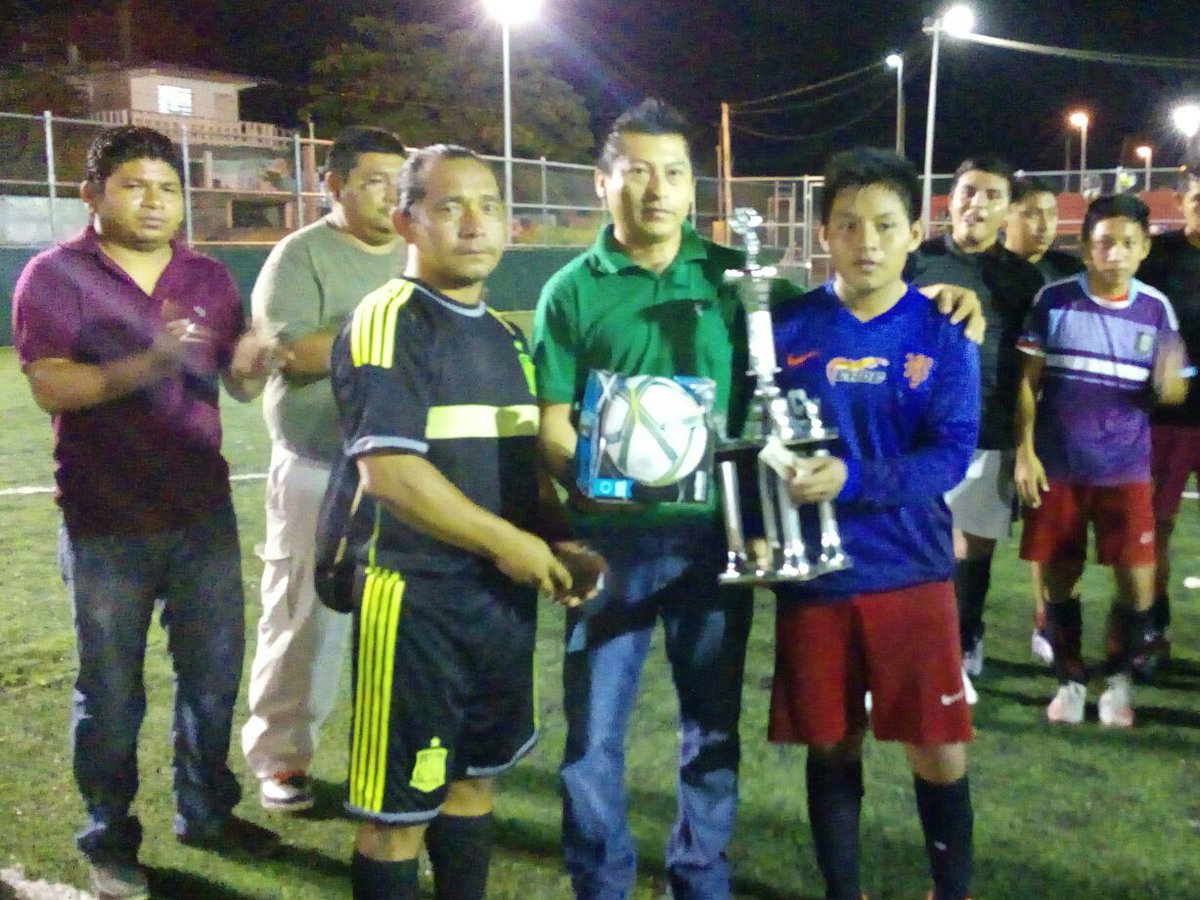 RedJovenesFCP's tweet photo. Un gusto haber participado en la premiacion de la final Fut 7
#JovenesTrabajandoTodoElAño @betoborge @JLToledoM https://t.co/hTbXMtnxxb