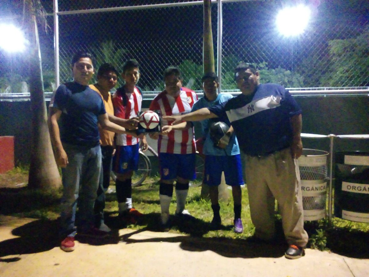 RedJovenesFCP's tweet photo. Un gusto haber participado en la premiacion de la final Fut 7
#JovenesTrabajandoTodoElAño @betoborge @JLToledoM https://t.co/hTbXMtnxxb