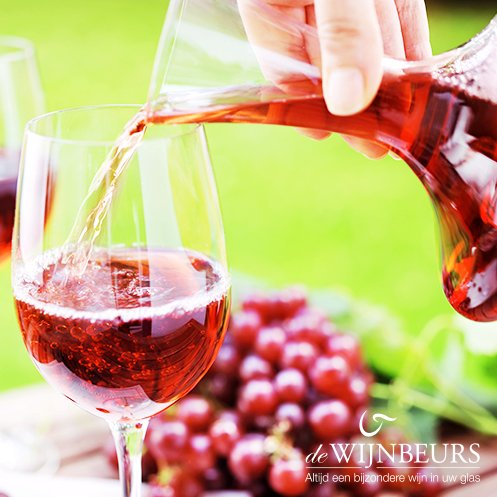 Het decanteren of karafferen van wijn. Lees hier wat deze wijntermen betekenen: mi8.ly/lonqbk