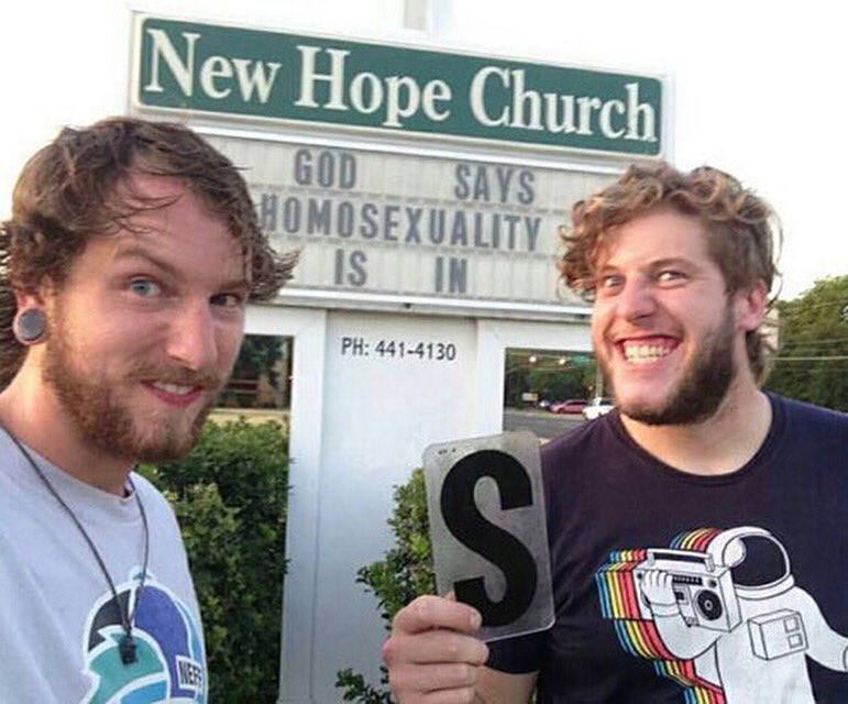 jongens pranken Amerikaanse anti-homo kerk 😂😂