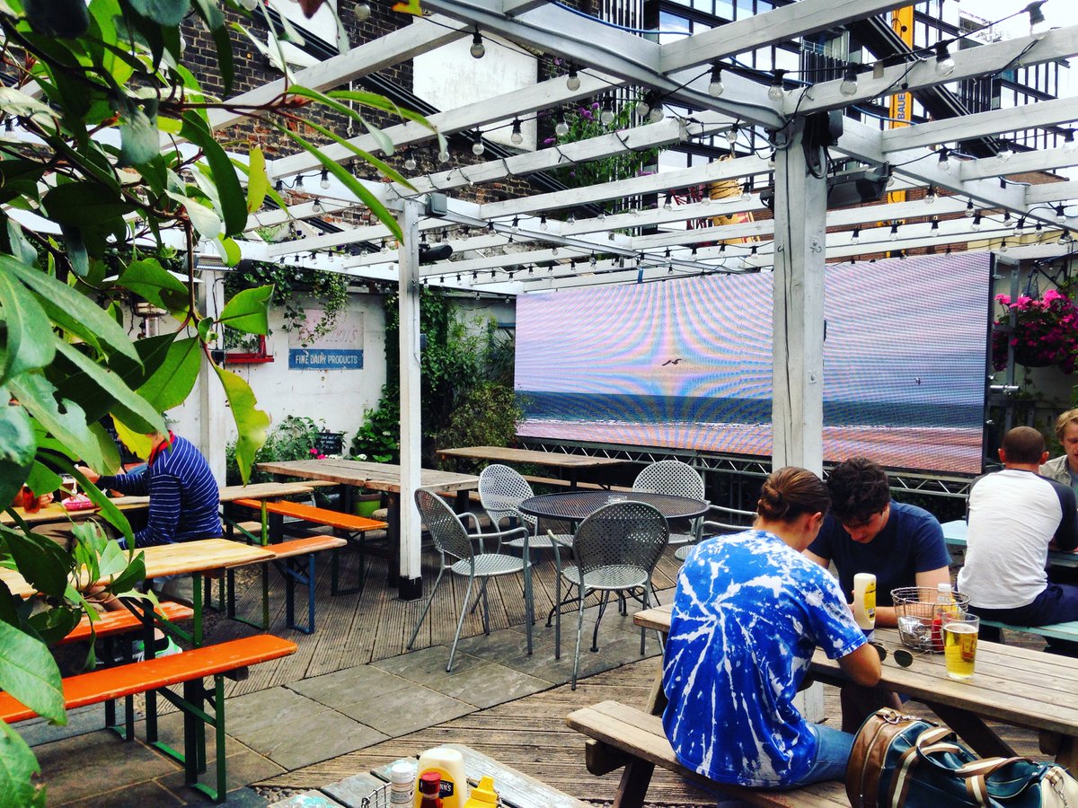 bigscreenmedia's tweet photo. Our panoramic LED screen in one of London's finest beer gardens. https://t.co/e3FAKXOcMz