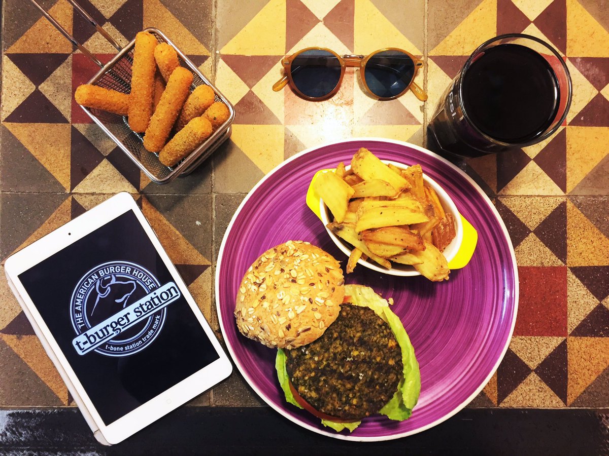 tburgerstation's tweet photo. habeis peinado una de nuestras nuevas burgers vegetarianas? Hoy la de tofu y espinacas!! #veggie #burger #burgerbcn https://t.co/B58HgTryHd