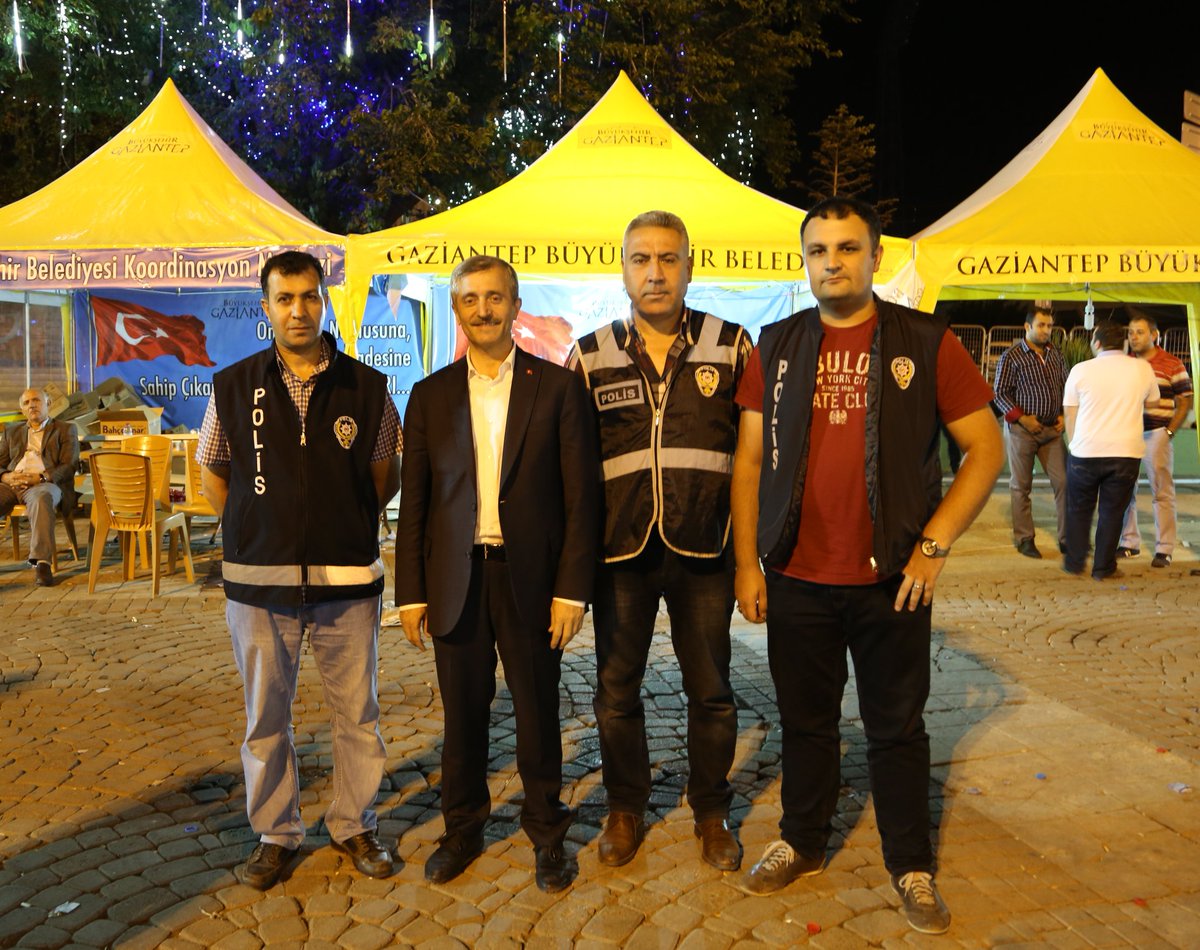 Kahraman Polisimiz ile nöbete devam...

#ÇanakkaleRuhuileMeydanlara