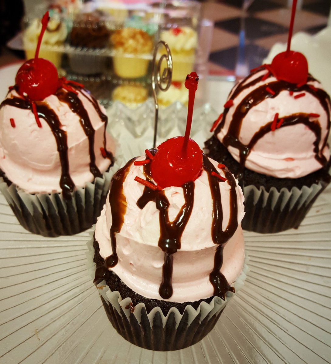 PieceOCake11's tweet photo. Chocolate Cherry Bomb! #flavouroftheweek #cherrycupcakes #yummy https://t.co/lRGXYkl025