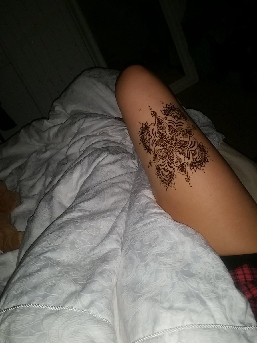 OliviaWalshh's tweet photo. Only downfall of doing henna at night is having to wait for it to dry before I can get snuggled in bed 😪 #coldleg https://t.co/FKlPv8sNQf