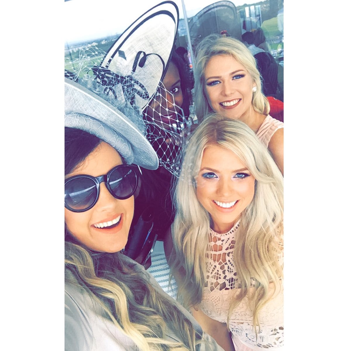 lornajaneduffy's tweet photo. Placing bets and winning with @Caris_Closet Galway girls today at the @Galway_Races ! ✨

#ClaytonPartyCentral https://t.co/nvRzfd340i