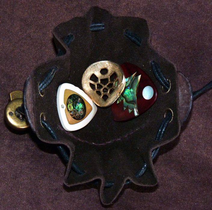 echoppedesophie's tweet photo. leather purse for guitar pics. #handmade #MadeInFrance #lechoppedesophie #leNiglo #RikiPlectrier #medaitorsArts https://t.co/2CeAg8Tw0x