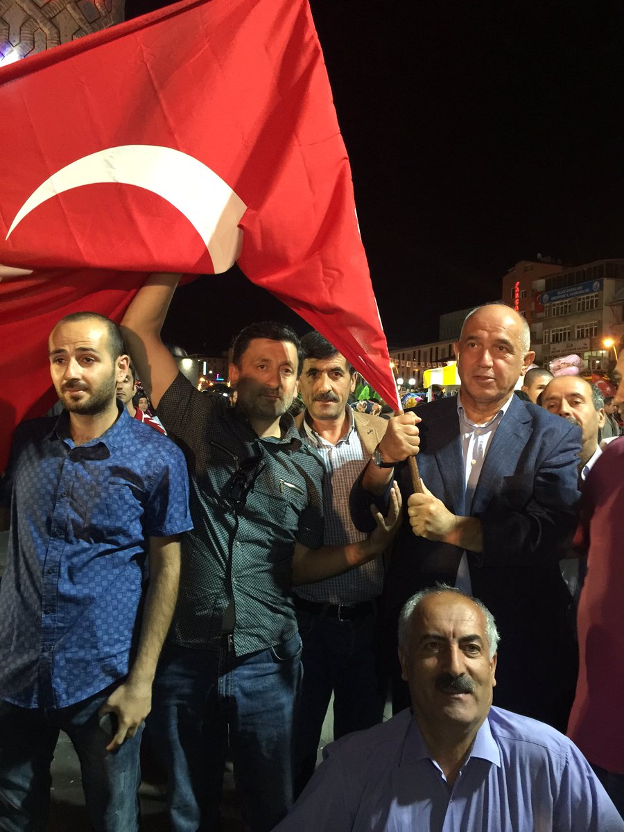 m_ilicali's tweet photo. Demokrasi nöbetini 11.Gününde dadaşlar yine büyük coşkuyla demokrasiye sahip çıkıyorlar #ÇanakkaleRuhuİleMeydanlara https://t.co/ZZPwnApWsp