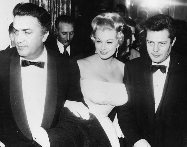 distractedfilm's tweet image. ITALIAN CINEMA RETRO:

Federico Fellini, Anita Ekberg &amp;amp; Marcello Mastroianni.

Premiere of La Dolce Vita.