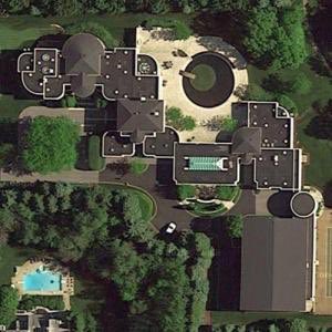 DreamClosetMen's tweet photo. Michael Jordan's previous house he lived in while playing for the Chicago Bulls https://t.co/TJJwKnXeyY