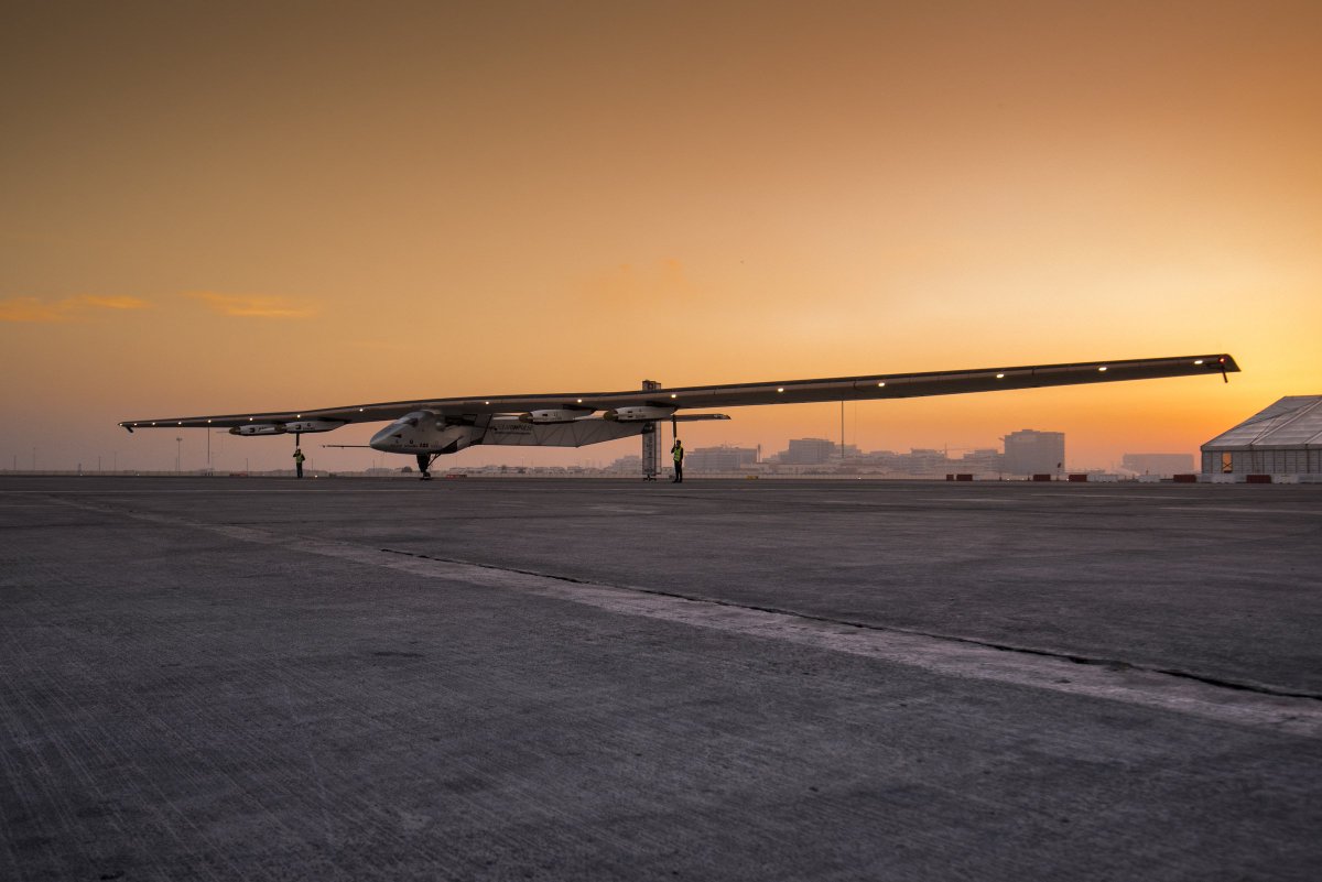 solarimpulse's tweet photo. PLEASE RT: this 72m #cleantech airplane will complete it's round-the-world flight in 4h20min #futureisclean https://t.co/AwkAiUhAo7