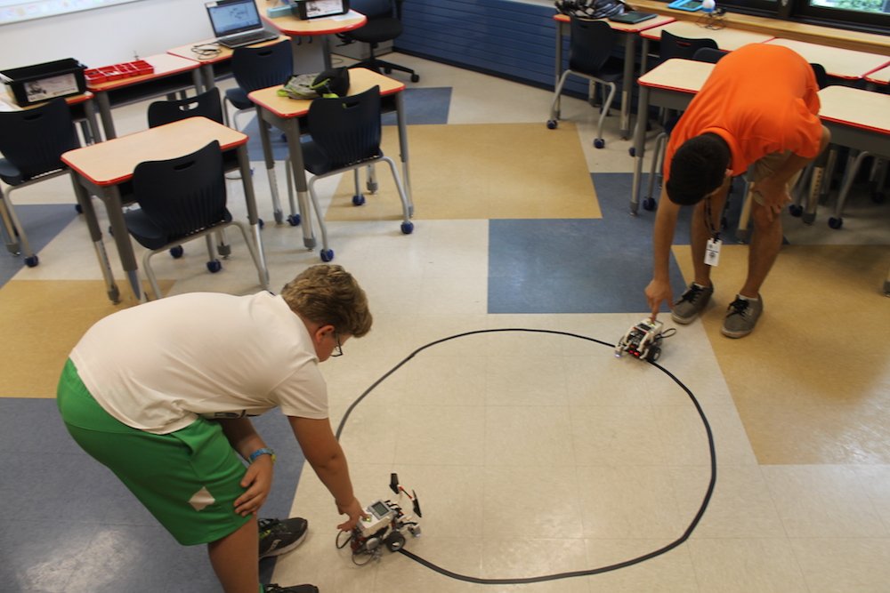 zatna_edu's tweet image. Even robots can be #sumowrestlers! #ThisIsWhatAProgrammerLooksLike #LEGOEV3