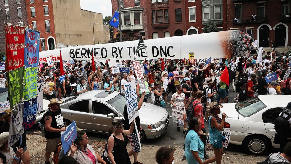 Pro-Bernie Sanders protesters march on Democratic Convention thr.cm/8WKTkF #DemsInPhilly