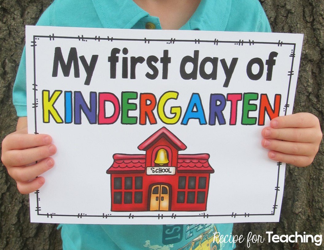 recipe4teaching's tweet photo. Grab these FREE First Day of School Signs on my blog! https://t.co/OZKRGzRER0 https://t.co/XWRdbJevxX