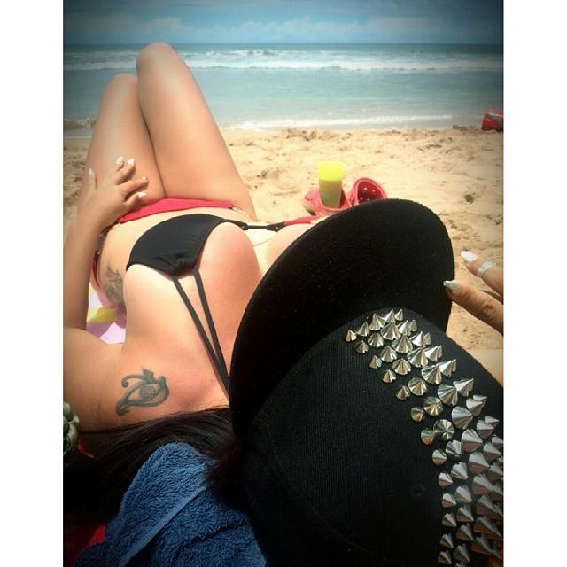 rebecal72's tweet photo. Mi prima en la playa, envidia+++++++++ https://t.co/GW0r1OtFnR