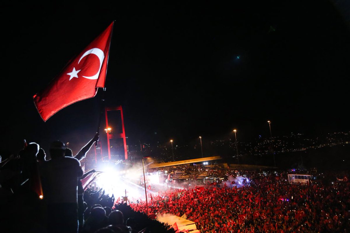 ismailemanet's tweet photo. Boğaziçi Köprüsü artık "15 Temmuz Şehitler Köprüsü" adıyla kahraman şehitlerimizin anısını taşıyacak. https://t.co/SsV0HnJSfU