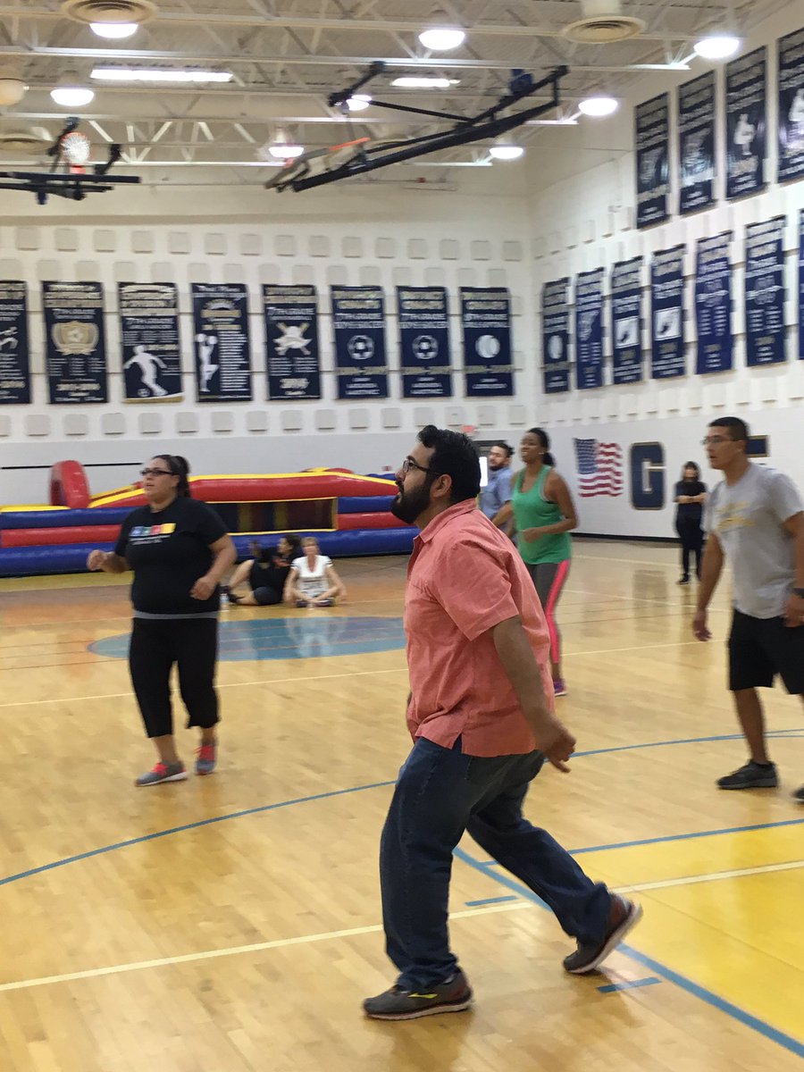 Escontrias_SA's tweet photo. Getting pumped up for the school year with team building activities.We are family at Sun Ridge! #TeamSISD https://t.co/0TCLlsjTJi
