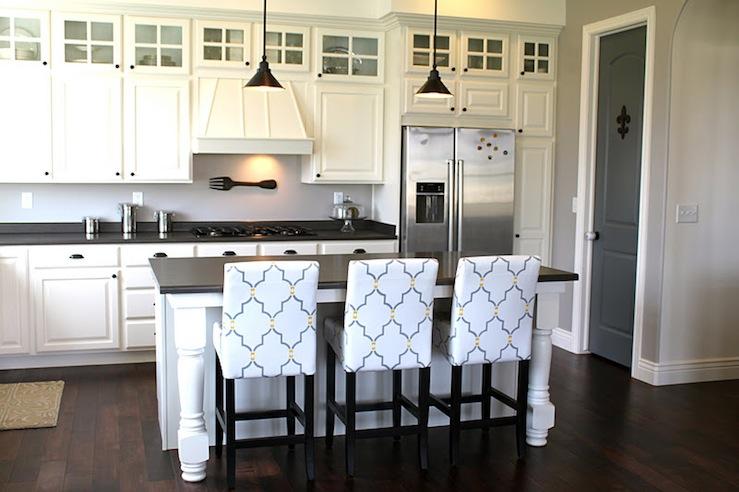 CasaElanDubai's tweet photo. Luxury kitchen custom made in #Dubai 055 3124555 #kitchendesign #kitchenlife #kitchenpaint #beautifulhomes #kitchen https://t.co/3Uw3dlycjW