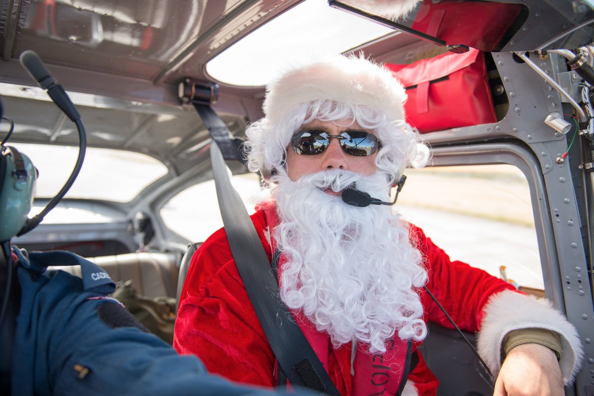 ComoxCFTC's tweet photo. Santa Slips under the radar @ComoxCFTC to deliver some #presents to our Cadets @CBCNews @NoradSanta @cadetsca https://t.co/0UWX5AtWmg