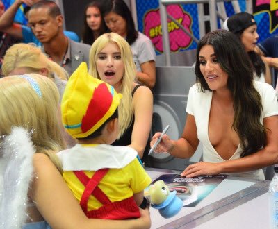GleekAmber's tweet photo. @RobertsEmma and @msleamichele at the Scream Queens signing booth at #SDCC2016 ππ #robchele https://t.co/vMiZamVkIS