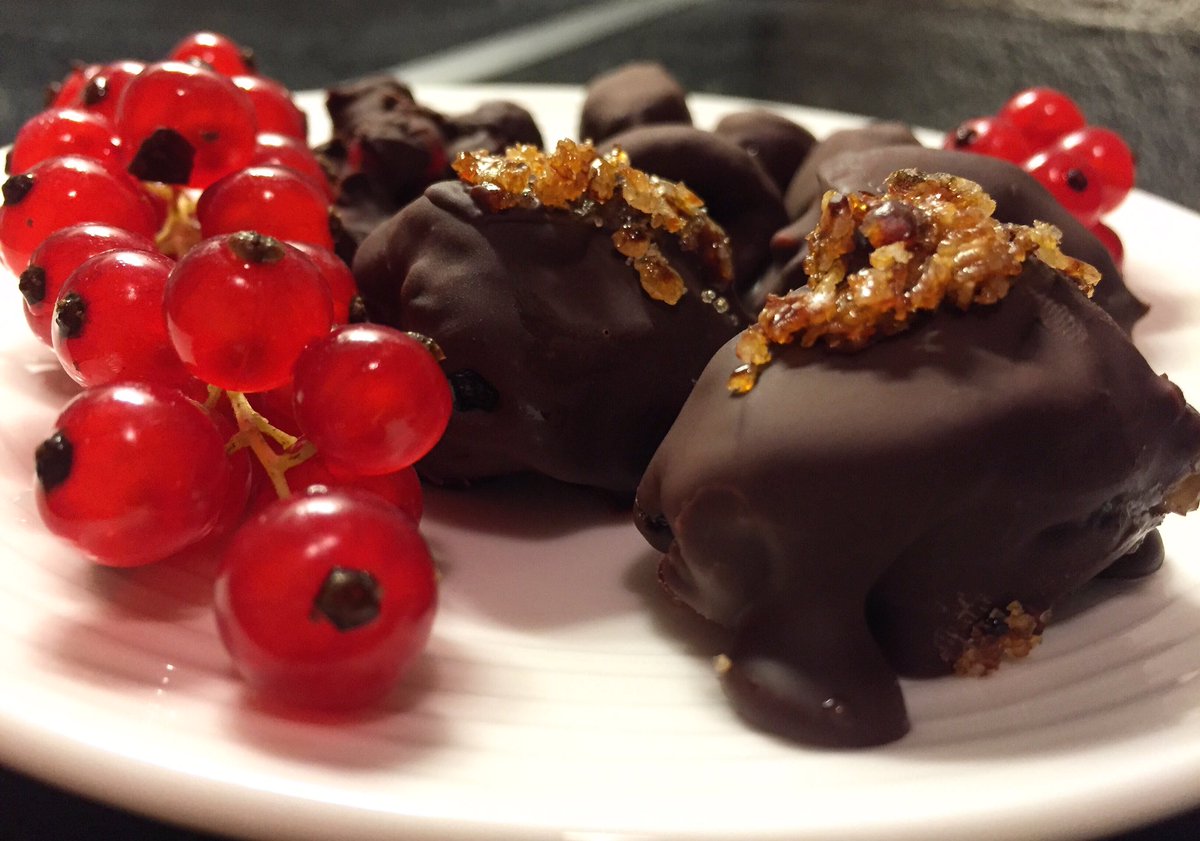 Darja_Brigida's tweet photo. Just felt like making dried prunes with different filling and covered with chocolate #chokolatelover #nightcooking 😋 https://t.co/zOK9IZnocK