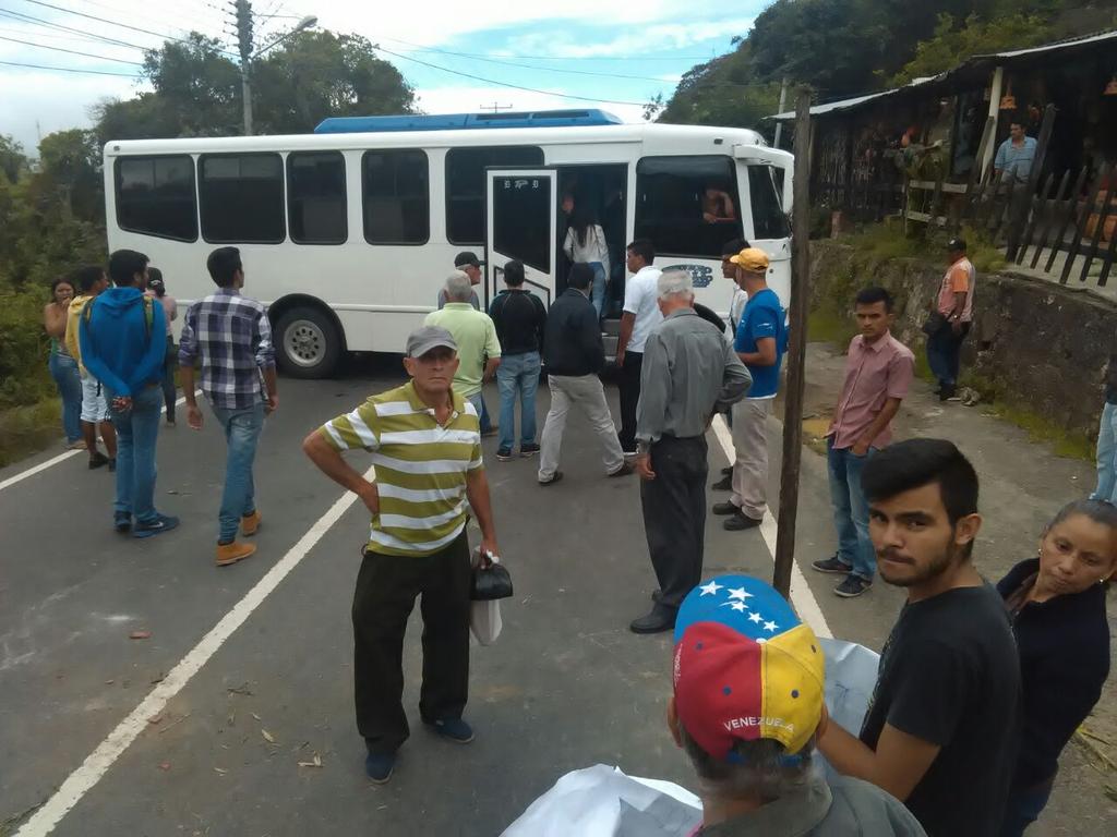 Albertogamezalc's tweet photo. El pueblo valiente de capacho viejo, impidió el paso de seguidores a María violencia @Al_CapachoViejo @RNVTachirafm https://t.co/B6djX8PSNg