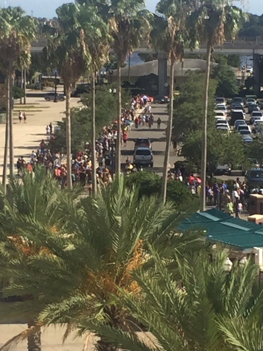 SportsCenter's tweet photo. The Jaguars are holding a Pokemon Go event at their stadium tonight. This is the line to get in. (via @darrenrovell)
https://t.co/gCIM8MZVJy